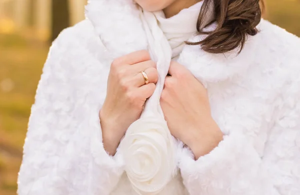 Nahaufnahme Der Hände Der Eleganten Weißen Braut Mit Goldenem Ring — Stockfoto