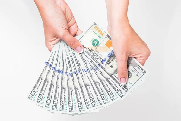 Closeup birçok 100 dolar tutan beyaz eller görünümünü kadar kağıt beyaz arka plan üzerinde izole faturaları. Yatay renkli fotoğraf.