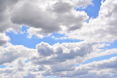 arkaplan mavi gökyüzü bulutlu.