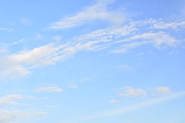 arkaplan mavi gökyüzü bulutlu.