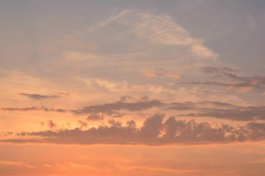 arkaplan mavi gökyüzü bulutlu.