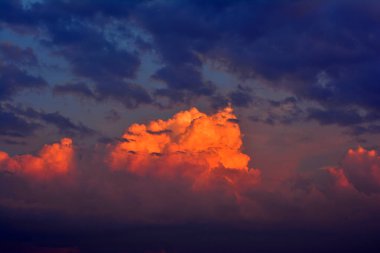 arkaplan mavi gökyüzü bulutlu.