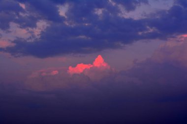 Gökyüzü arkaplanı. Gökyüzünde güzel bulutlar..