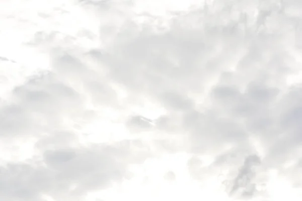 arkaplan mavi gökyüzü bulutlu.