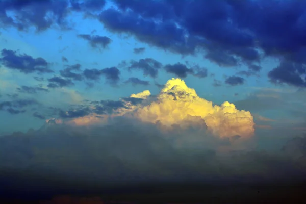Fondo Cielo Azul Con Nubes —  Fotos de Stock