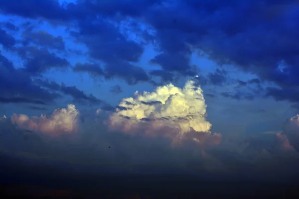 Fondo Cielo Azul Con Nubes —  Fotos de Stock