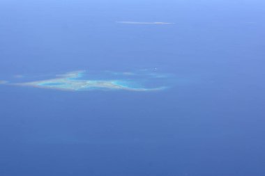Okyanustaki tropikal adalar, yukarıdan alındı.