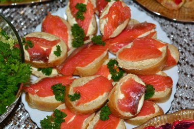 Krem peynirli simit, füme somon ve ahşap tahtada ikiye bölünmüş roka salatası.. 
