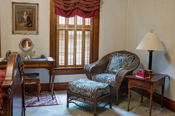 Yatak odası oturma alanı ile hasır sandalye 