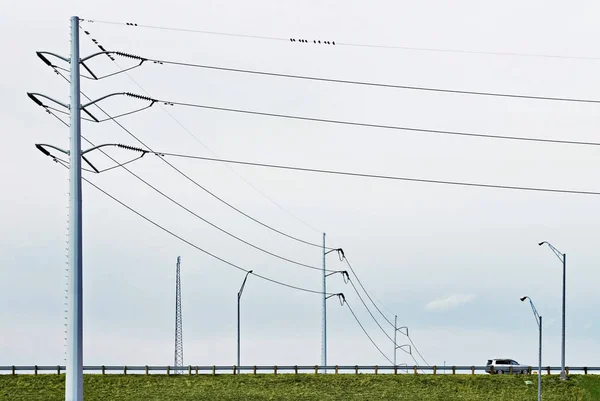 Escena Aire Libre Genérica Con Líneas Eléctricas Sobre Una Carretera — Foto de Stock