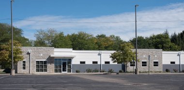 Genel taş ve beyaz bina 