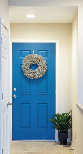 ประต ทางเข าพร อมพวงมาล ยเง Twig Wreath — ภาพถ่ายสต็อก
