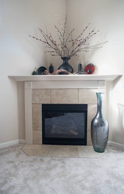 Köşe şömine şişe dekorasyonu ile