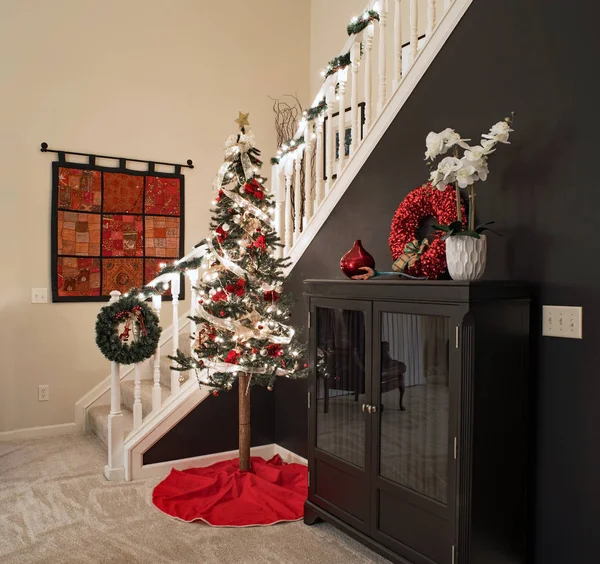Árvore Natal Alpina Por Escadaria — Fotografia de Stock
