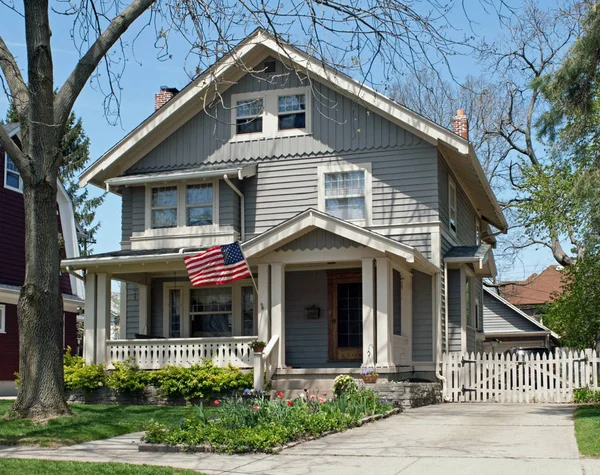 Amerikanska Mellanvästern Hus Med Vårblommor — Stockfoto