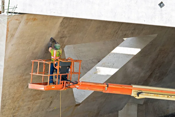 Bridge Worker Sanding Bridge Seams — Stock Photo, Image