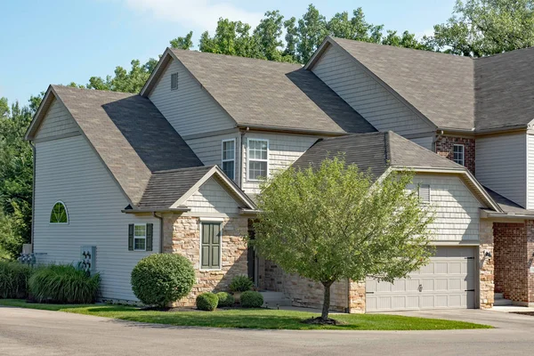 Corner Townhouse Condo Double Garage — Stock Photo, Image