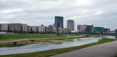 Dayton, Ohio - 29 Ekim 2019 Ohio, Ohio 'nun yeni, seçkin Su Sokağı Apartmanları ve Büyük Miami Nehri boyunca bisiklet yolları ile nehir manzarası kasvetli, bulutlu bir günde. 