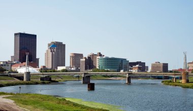 Dayton, Ohio - 7 Eylül 2020: Riverside Drive Köprüsü ile Dayton, Ohio Skyline Büyük Miami Nehri üzerinde. 