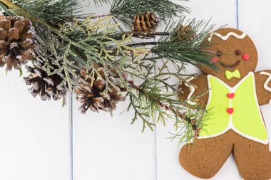 Noel tebrik kartı ile Noel pinecones köknar brunch ve zencefilli kurabiye adam. Kopya alanı.