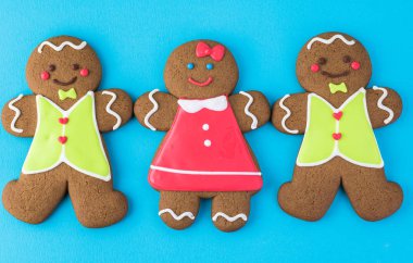 Parlak krema gingerbread çerezleri mavi zemin üzerine dekore edilmiştir. Tebrik kartı kavramı.