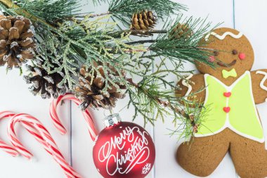 Noel pinecones köknar brunch ve zencefilli kurabiye adam tanımlama bilgisinde ile Noel tebrik kartı.