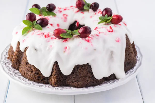 Hausgemachter Schokoladenkuchen Mit Zuckerguss Für Crhristmas Mit Preiselbeeren Minze Und — Stockfoto