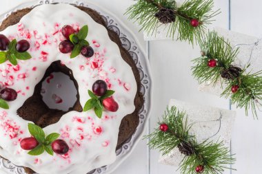 Crhristmas ile kızılcık, nane ve şeker kamışı şeker Tepesi buzlanma ile ev yapımı çikolatalı kek dekore edilmiş.