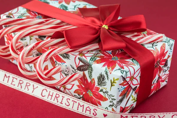 크리스마스 종이에 상자를 크리스마스 선물에 지팡이 인사말 — 스톡 사진