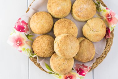 Ev yapımı fırında yuvarlak çörekler üstten görünüm bir plaka üzerinde.