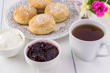 Kaymak, ahududu reçeli ve çörekler için geleneksel İngilizce krem çay kapatır.