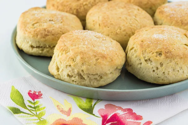 Close Van Zelfgemaakte Gebakken Ronde Scones Een Plaat — Stockfoto