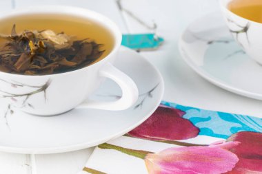 Ahşap blackground çiçek açan yeşil çayı ile çay bardaklarından, yakın çekim.