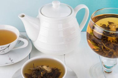 Ahşap blackground çiçek açan yeşil çayı ile çay bardaklarından, yakın çekim.