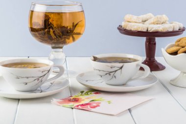 Ahşap blackground çiçek açan yeşil çayı ile çay bardaklarından, yakın çekim.