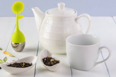 Çeşitli kuru yeşil çay, Çaydanlık, çay fincanı ve çay demlik çay hazırlamak için yakın çekim.