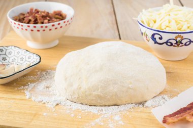 Malzemeler için peynirli pastırma tatil rolls - hamur, pişmiş pastırma, beyaz çedar peyniri rendelenmiş.