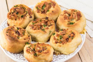 Peynirli pastırma tatil pişmiş taze bir plaka üzerinde rulo.