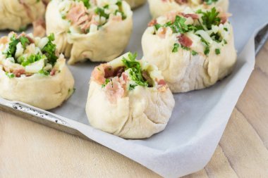 Çiğ peynirli pastırma tatil rulo pişirme pan.