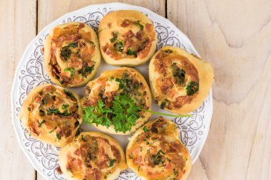 Peynirli pastırma tatil pişmiş taze bir plaka üzerinde rulo.