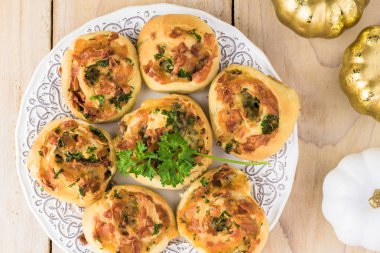 Peynirli pastırma tatil pişmiş taze bir plaka üzerinde rulo.