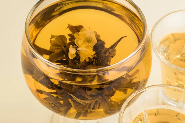 Крупним Планом Склянка Квітучим Зеленим Чаєм Чаями Пастельному Чорному Тлі — стокове фото