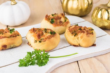 Peynirli pastırma tatil pişmiş taze bir kesme tahtası üzerinde rulo.