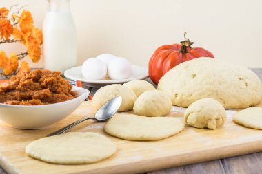 Rulo hamur ve mutfak masasının üzerinde kase kabak doldurma yakın çekim.