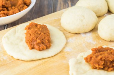 Hamur parçalarını bir üstünde doldurma kabak ile yakın.