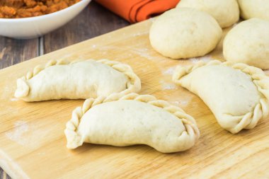 Çiğ kabak el Pies kesme tahtası üzerinde Kapat.