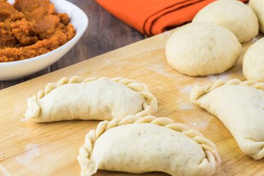 Çiğ kabak el Pies kesme tahtası üzerinde Kapat.