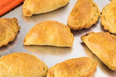 Taze pişmiş kabak el börek fırın raf üzerinde Kapat.