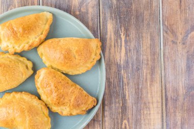 Üstten görünüm Taze kabak el turta bir plaka üzerinde pişmiş. Kopya alanı.