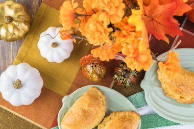 Şükran üstten görünüm taze pişmiş kabak el turta bir plakaları tablosuyla dekore edilmiştir..
